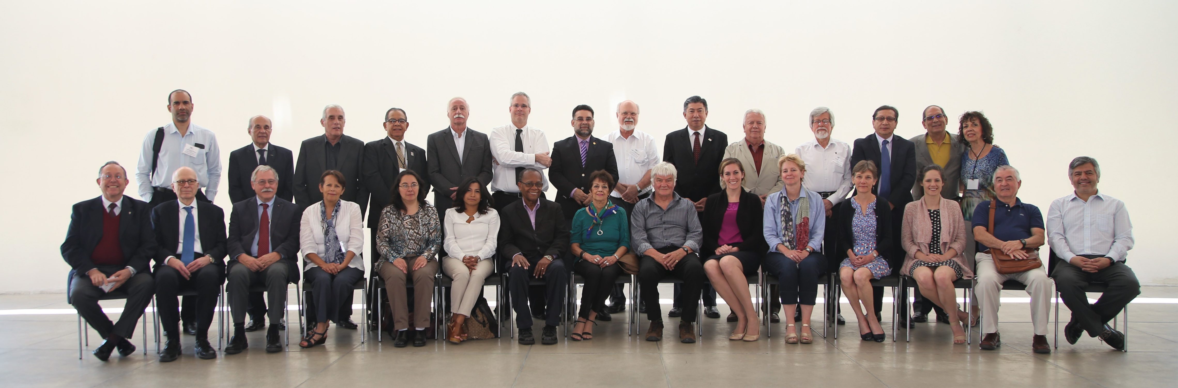 GYA members Daniel Limonta Velázquez (from left to right, first in the back row) and Teresa Stoepler (from right to left, sixth in the front row) in a group photo of workshop participants